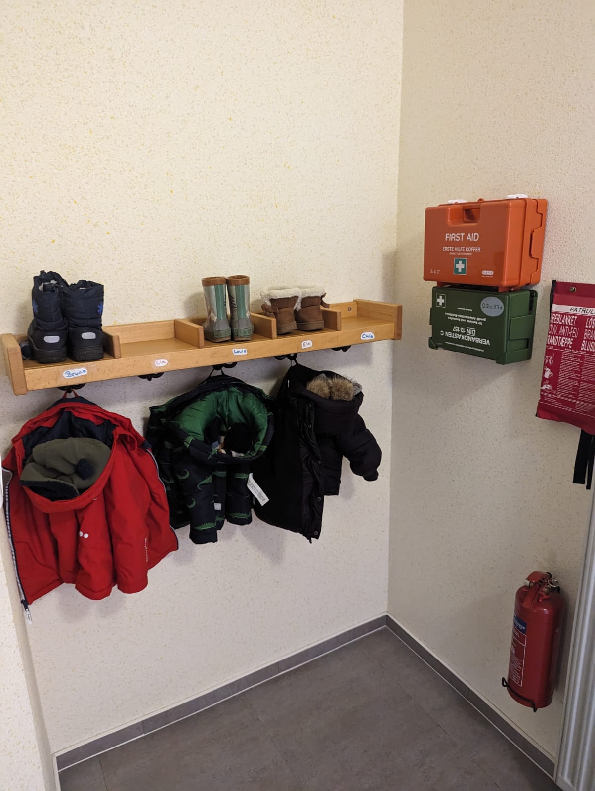 Garderobe im Eingangsbereich mit Fächern und Haken für die Kinder